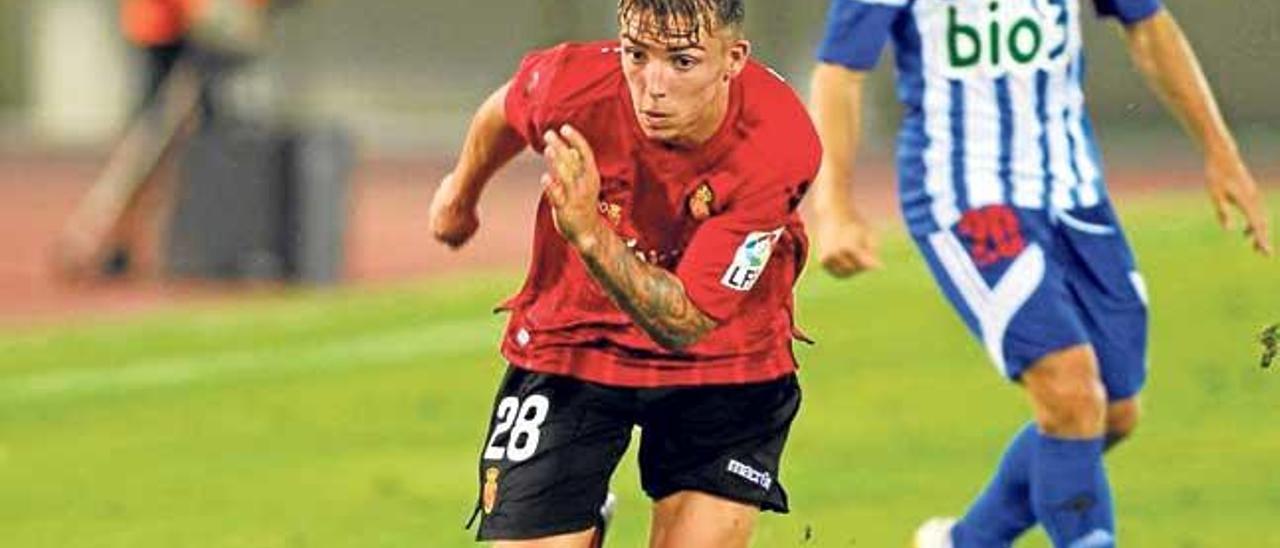 Brandon conduce el balón durante el partido ante la Ponferradina en el Iberostar Estadio.