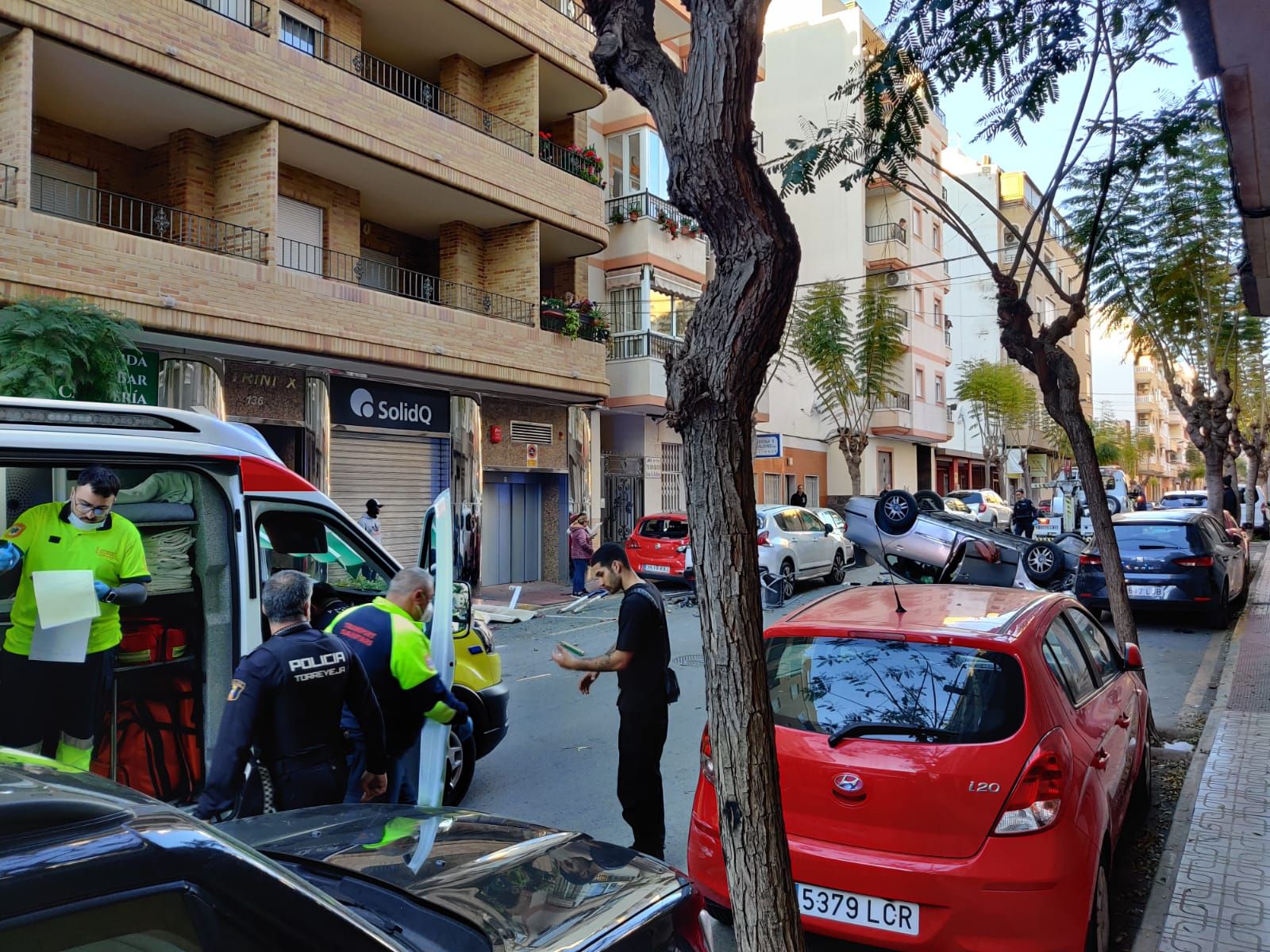 Tres heridos, cinco coches con daños y una terraza destrozada en un aparatoso accidente en la calle Caballero de Rodas, en el centro de Torrevieja