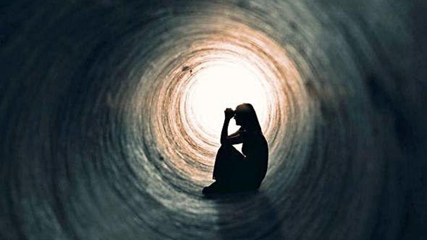 Una mujer sentada dentro de un túnel.