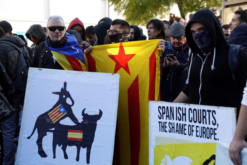 Tensió i enfrontaments entre Mossos i manifestants al centre de Barcelona