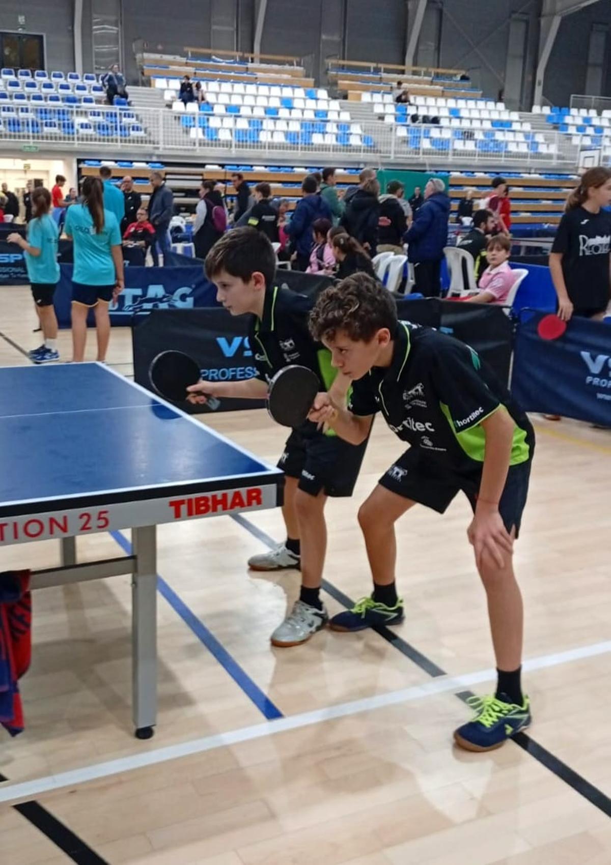 Ricard y Joel en la final del dobles de tenis de mesa, en Altea.