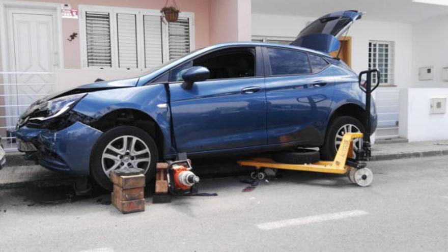 Uno de los vehículos implicados en el atropello de Alfonso Carlos Rodríguez en Arrecife, ayer.