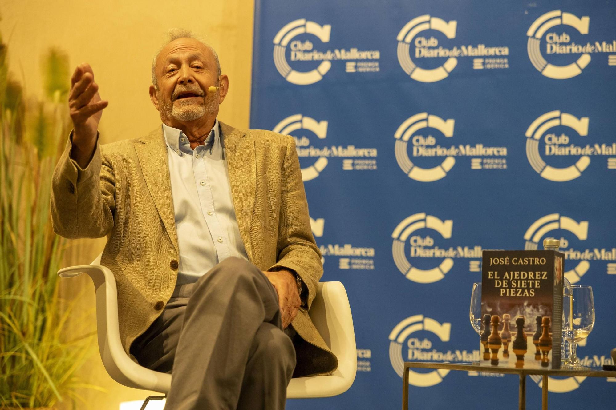 FOTOS: El exjuez José Castro presenta la novela 'El ajedrez de siete piezas' en el Club Diario de Mallorca