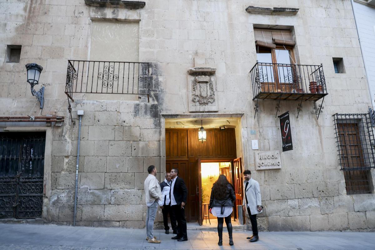 Fachada del Palacio Marbeuf, que conserva el escudo de armas de la familia y el nombre del Rincón Bohemio