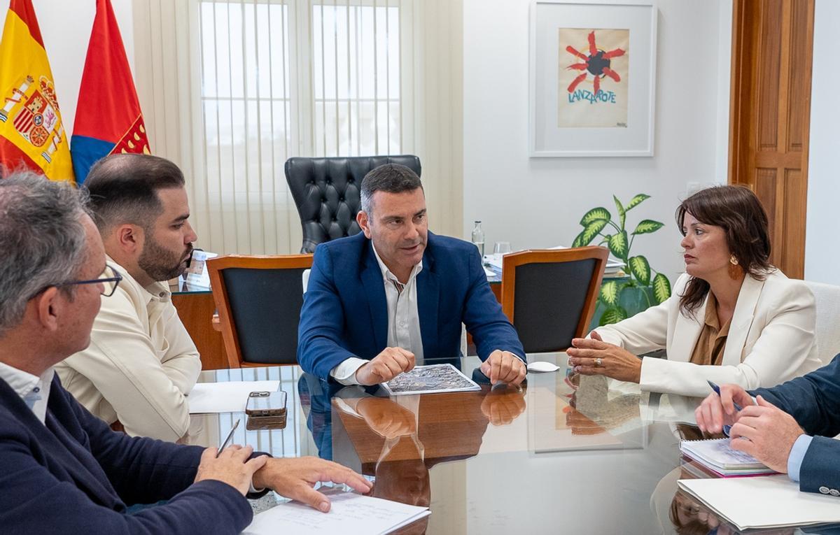 Jesús Machín Tavío (i) junto a Oswaldo Betancort y Olivia Duque.