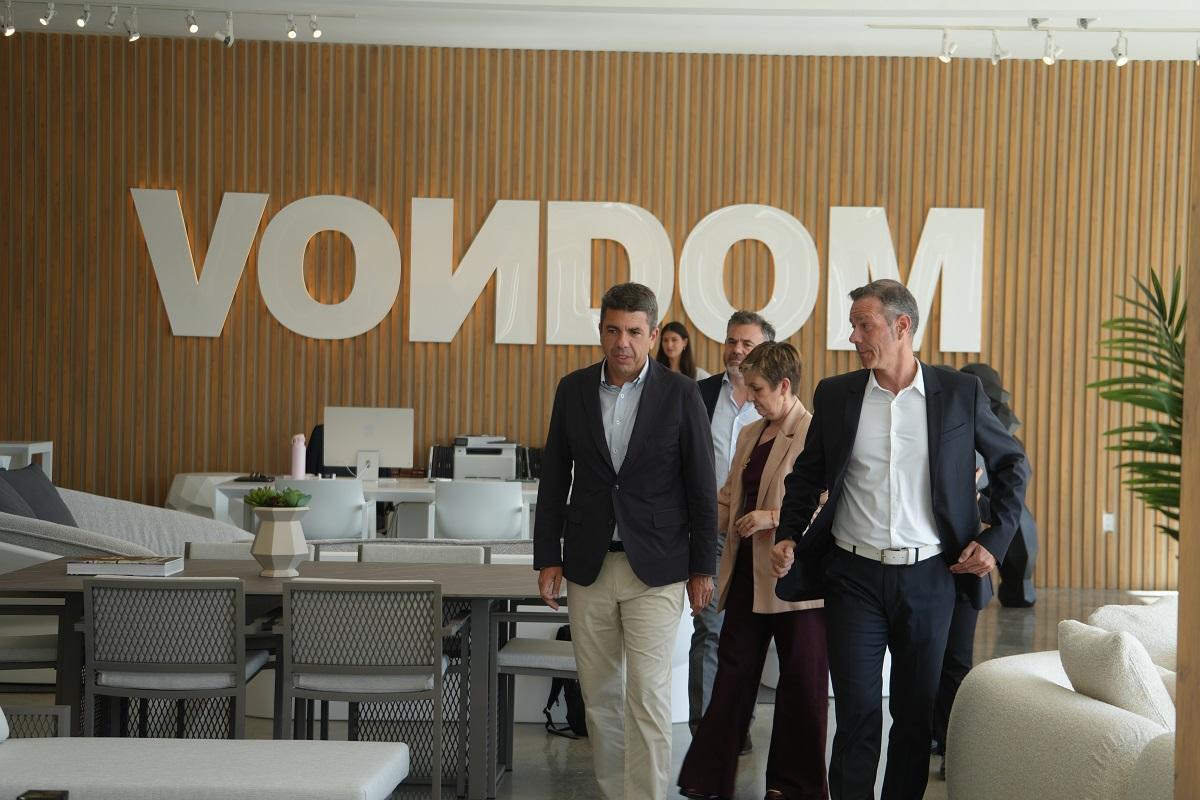 Visita de Mazón y Cano a la exposición de Vondom.