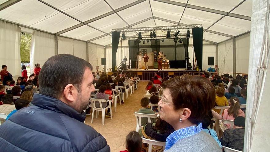 La primera jornada de Anem al Teatre 2025 en una carpa.