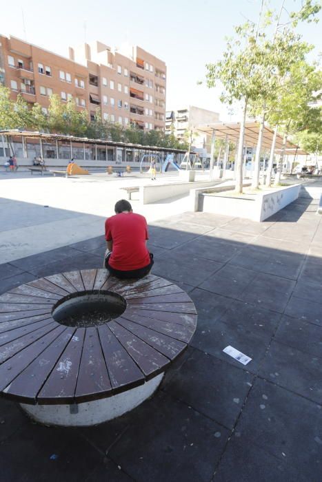 Desperfectos en la plaza de Francesc Cantó