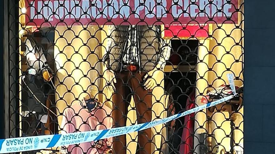 Nuevo robo en La Calzada: rompen de madrugada la luna de una tienda de ropa