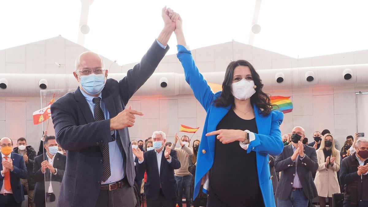 La líder de Cs, Inés Arrimadas, coge de la mano al exvicepresidente de Castilla y León y candidato a la presidencia de la Junta, Francisco Igea.