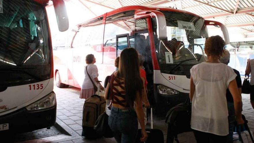 Varios jóvenes se suben a un autobús, ayer en la estación.