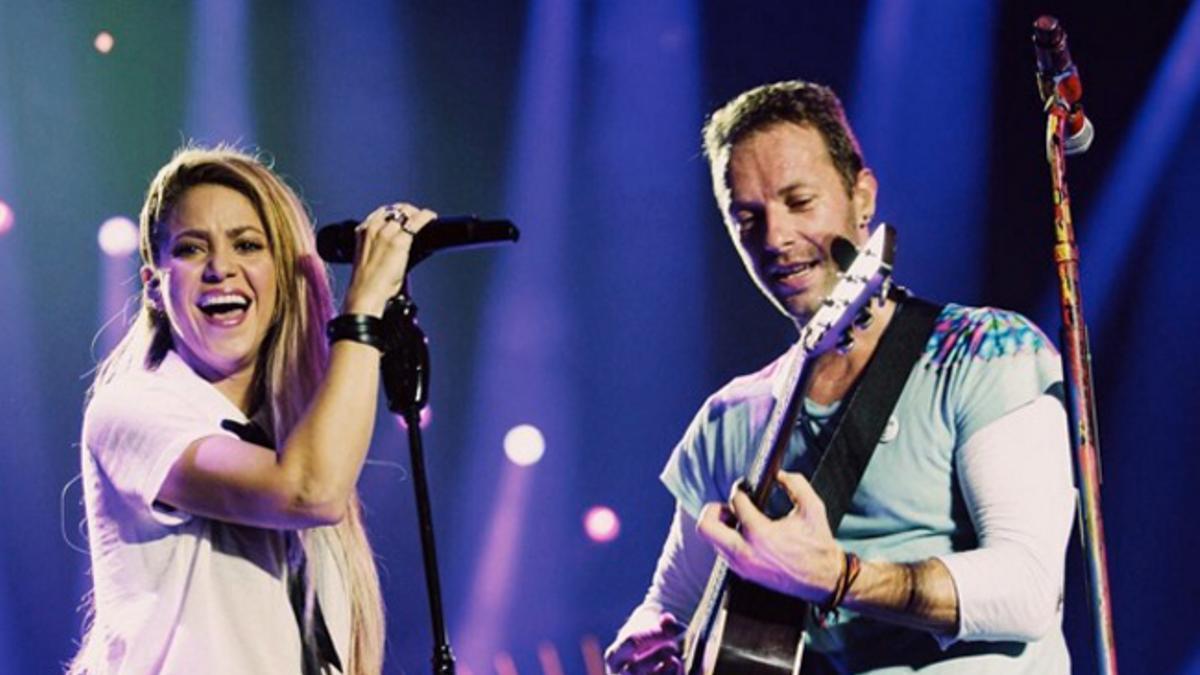 Shakira y Chris Martin de Coldplay cantando a dúo en el festival Global Citizien