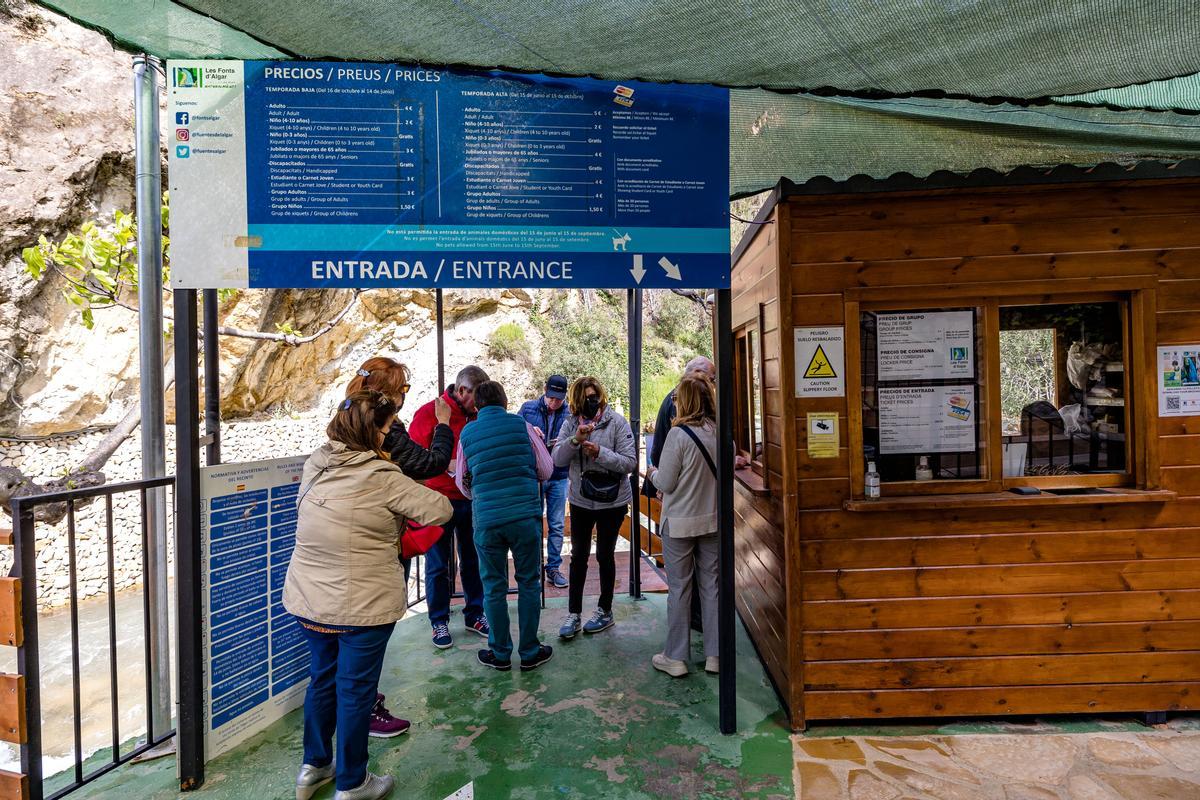 Callosa d'en Sarrià reabre en precario las Fuentes del Algar tras los graves daños por el temporal Callosa d'en Sarrià reabre en precario las Fuentes del Algar tras los graves daños por el temporal
