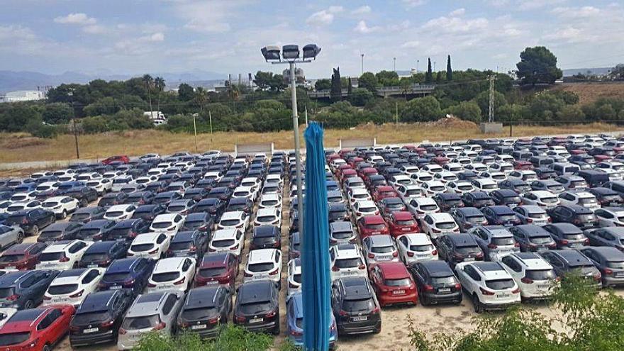 Los 400 vehículos aparcados en un solar de uso deportivo.