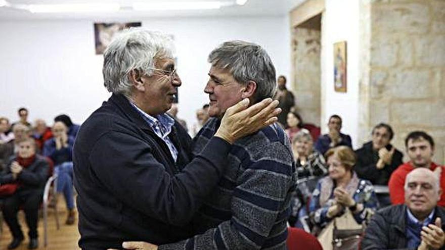 Florián Ferrero y Ricardo Flecha, presidentes saliente y entrante se funden en un abrazo.