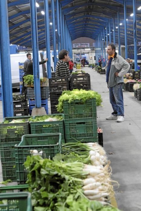 Auf dem Großmarkt wird mit Tonnen an Gemüse, Fleis