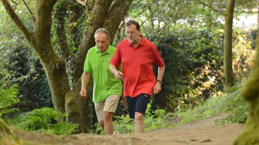 Rajoy camina acompañado de José Benito Suárez, en la Ruta da Pedra e da Auga, en Meis.
