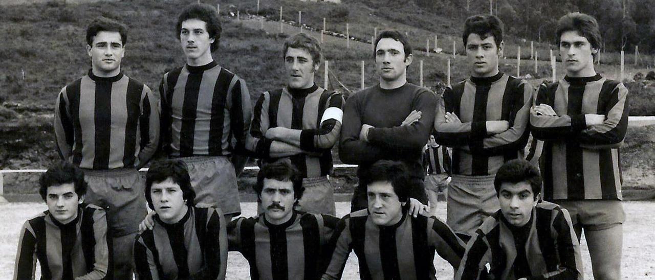 Una de las formaciones del Deportivo Xil en la década de los setenta.