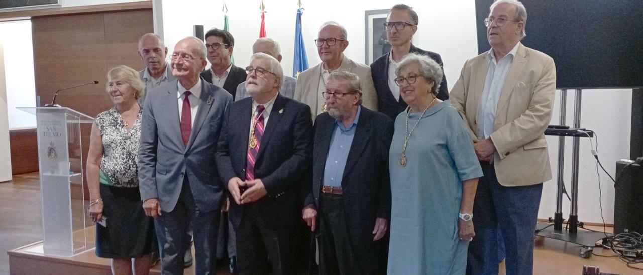 El alcalde y los académicos de San Telmo con el homenajeado, Francisco González Romero.