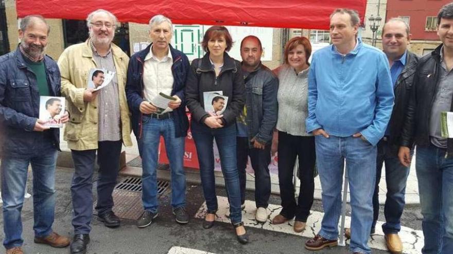 Candidatos, concejales y dirigentes del PSOE, ayer, durante el reparto de propaganda en la feria.