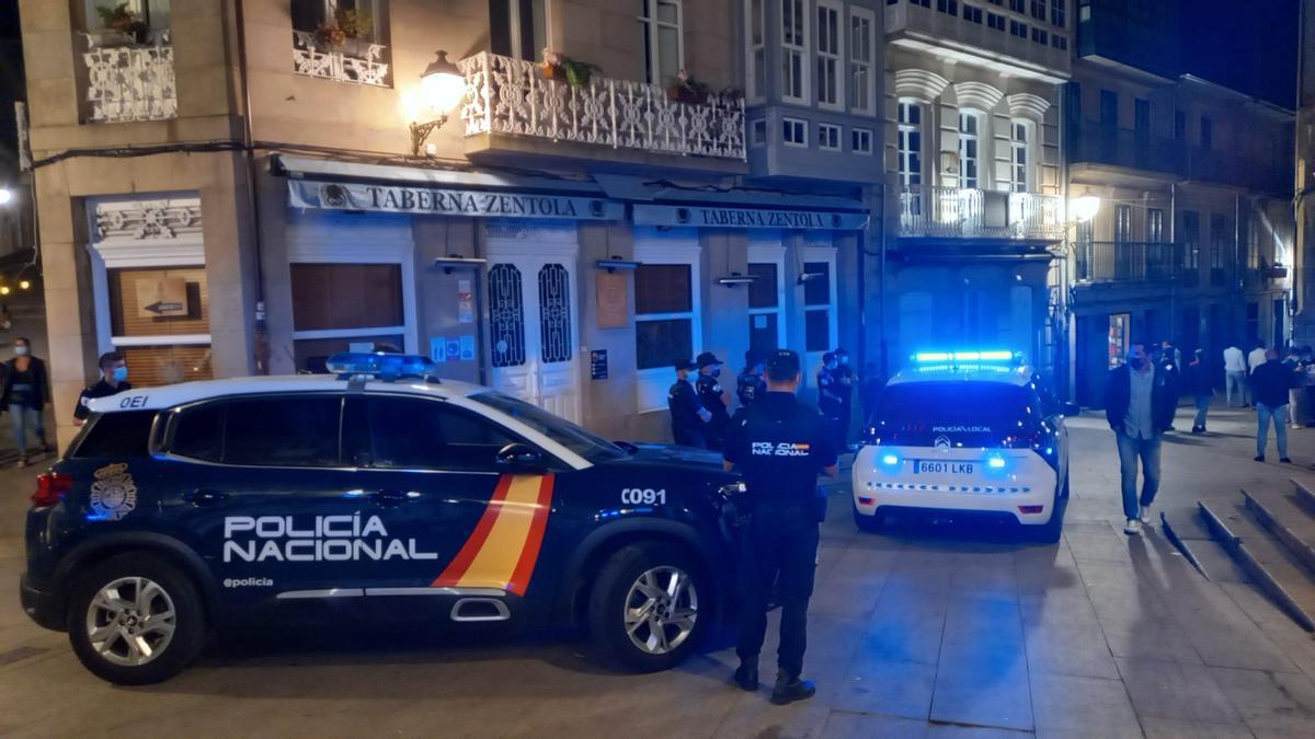 Efectivos de la Policía Local y Nacional en el casco histórico de la ciudad.