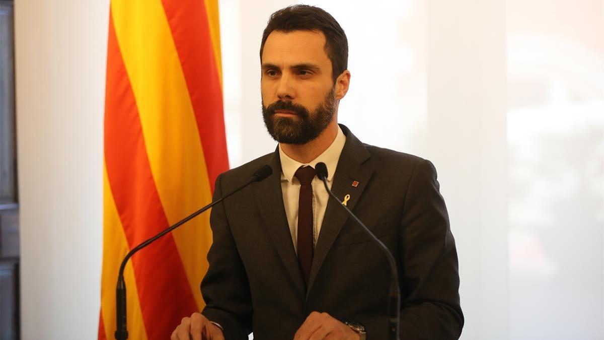 El presidente del Parlament, Roger Torrent, durante su comparecencia para anunciar la renuncia de Sànchez.