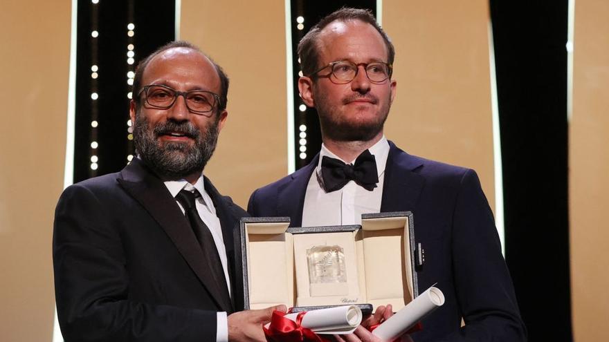 El director Juho Kuosmanen (derecha) compartiendo el premio de Cannes con el realizador Asghar Farhadi.