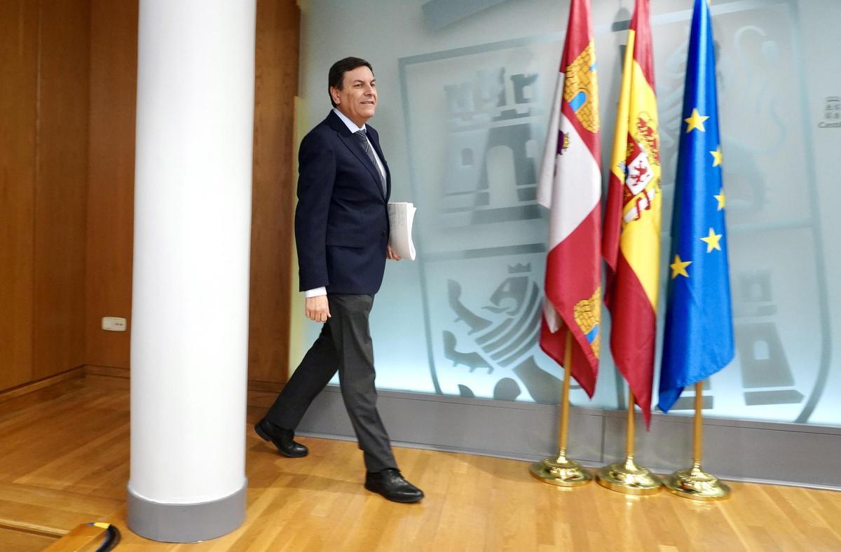 El consejero y portavoz de la Junta, Fernández Carriedo, antes de la rueda de prensa.