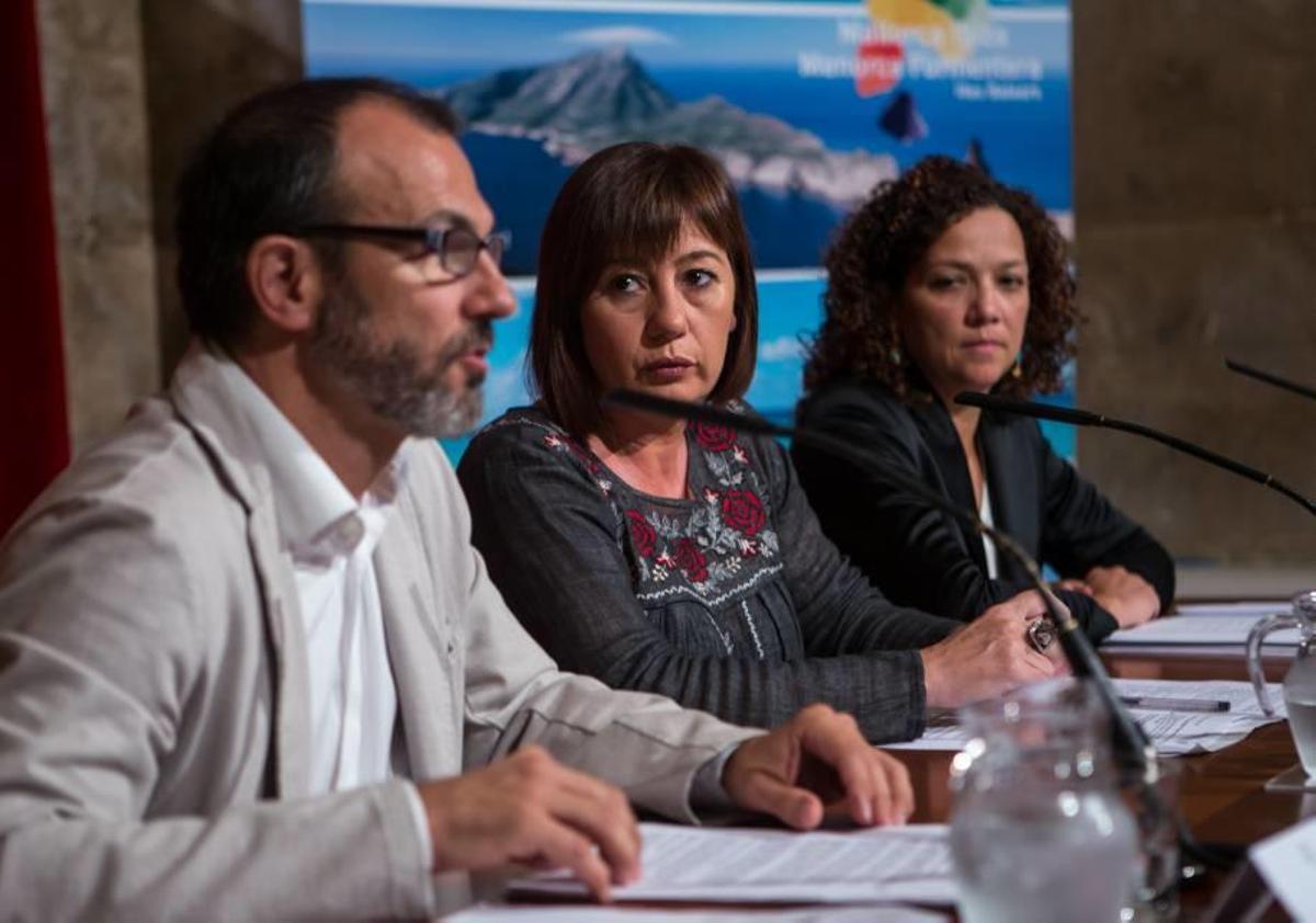 Francina Armengol y Catalina Cladera escuchan a Biel Barceló ayer durante la presentación del borrador de la futura ecotasa.