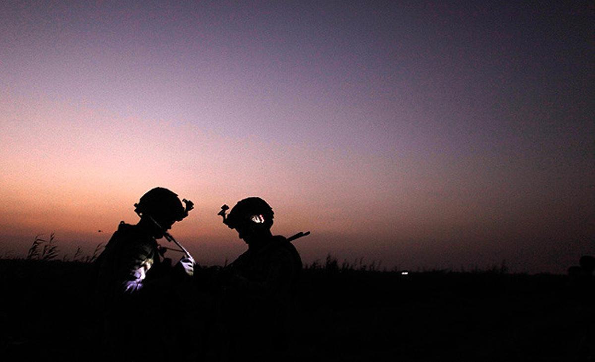 Dos soldats nord-americans conversen durant una patrulla al nord de Bagdad.