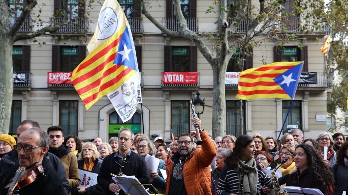 Acto festivo de Tsunami Democràtic en la plaza de Universitat