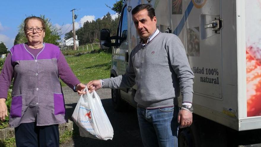 Presas entrega un pedido a domicilio, esta semana.