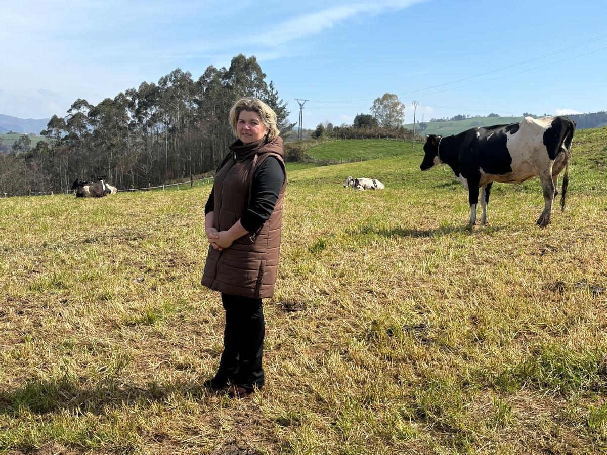 Rosa María López en la finca donde pastan sus vacas.