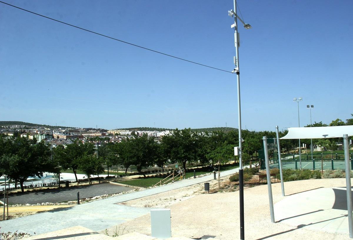 Una de las cámaras instaladas en el Parque Europa de Lucena.