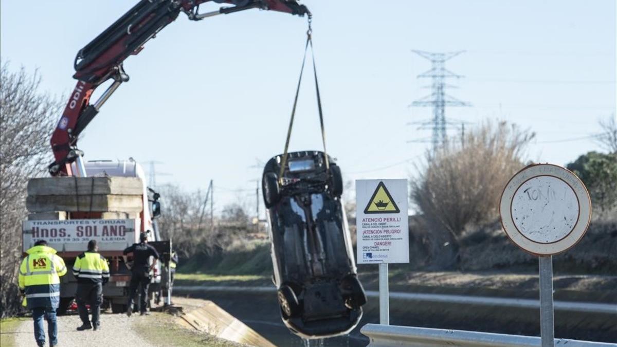 Trabajos para extraer el vehículo accidentado del canal de Serós