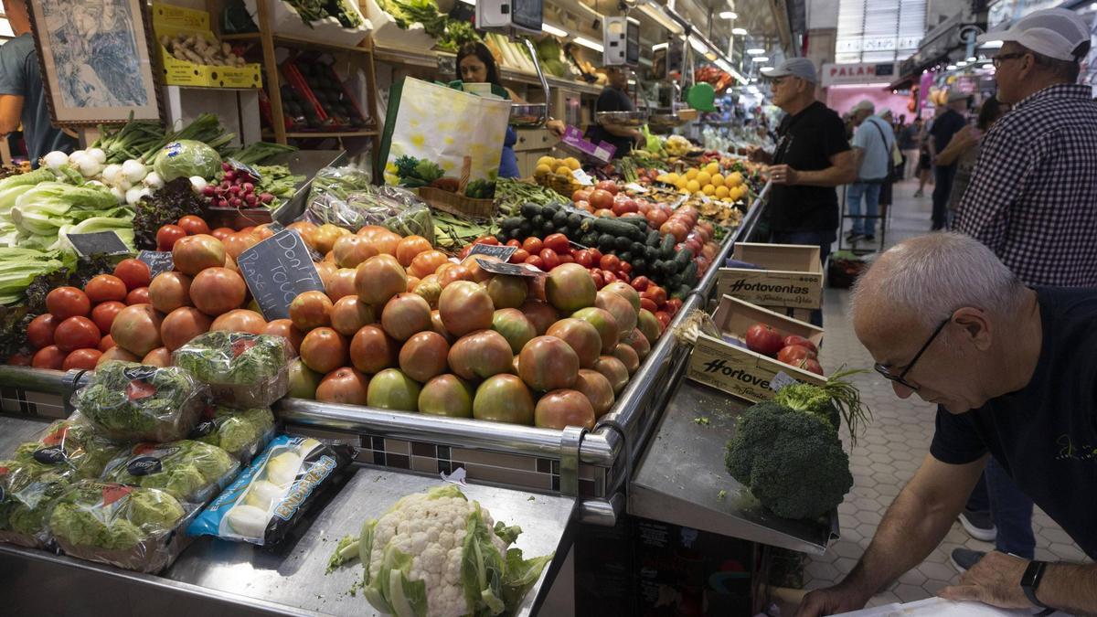 Puesto de fruta y verduras en el Mercado Central de València