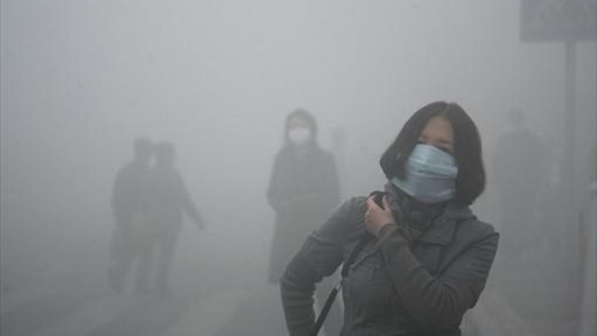 Una mujer sufre la contaminación en Harbin, al norte de China.