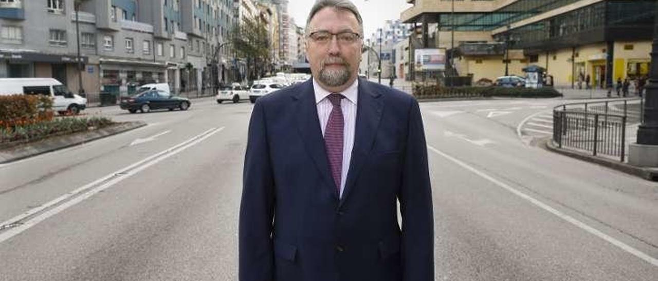 Isidro Martínez Oblanca, enfrente de la sede regional de Foro, en Oviedo.