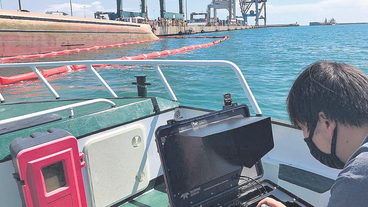 El técnico Alejandro Solís pilota el robots subacuático desde la patrullera de la Guardia Civil.