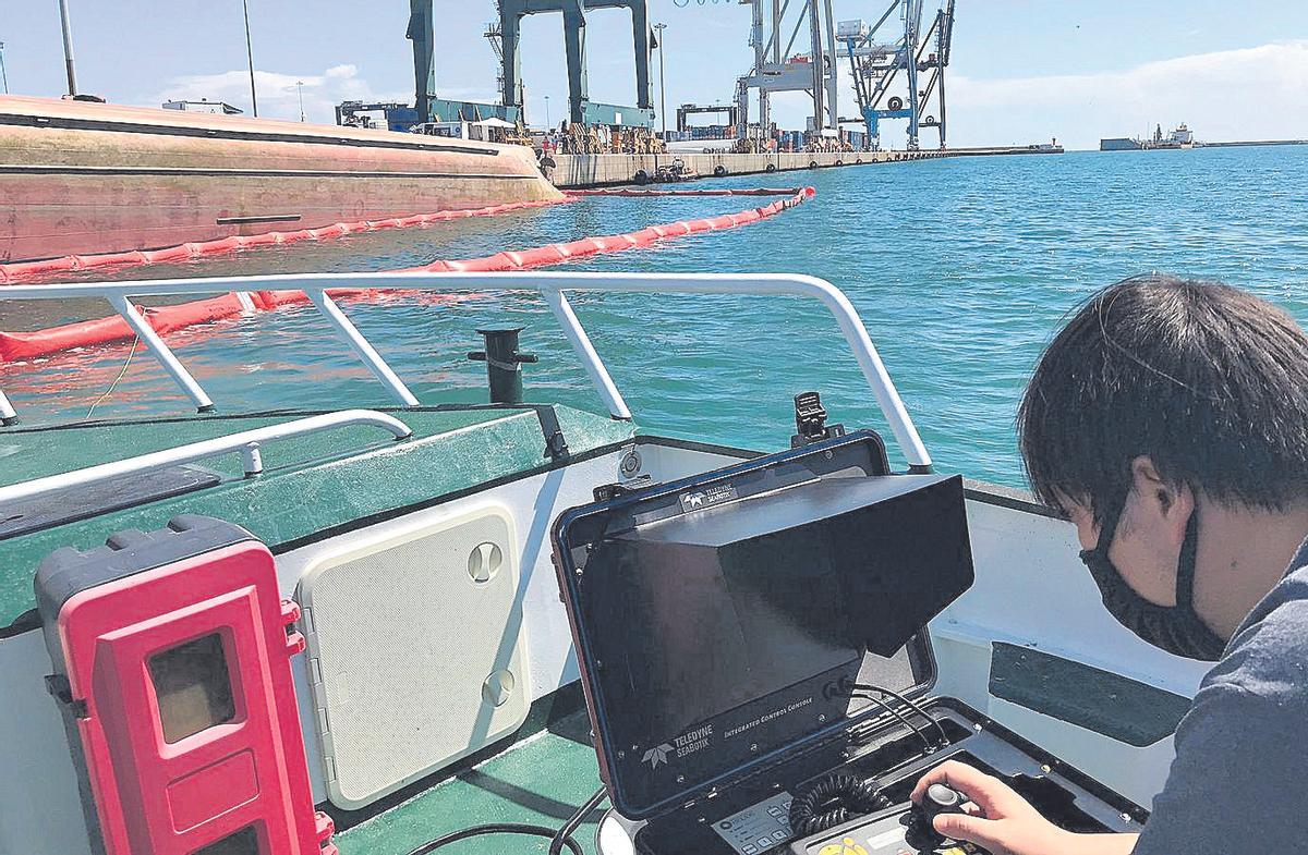 El técnico Alejandro Solís pilota el robots subacuático desde la patrullera de la Guardia Civil.