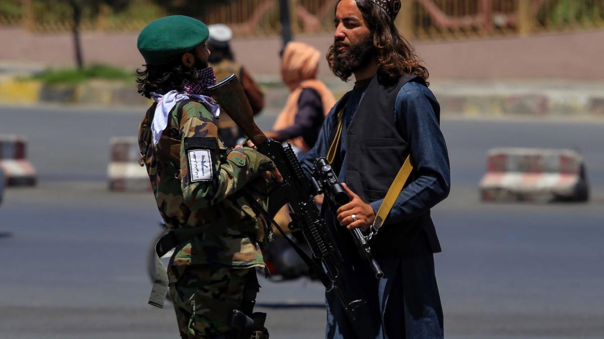 Agentes de seguridad talibanes en un punto de control en Kabul, en Afganistán.