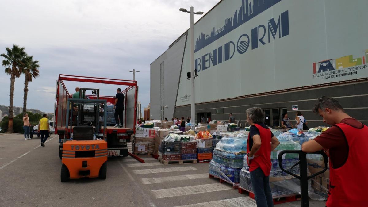 Imagen de los palés a las puertas del pabellón