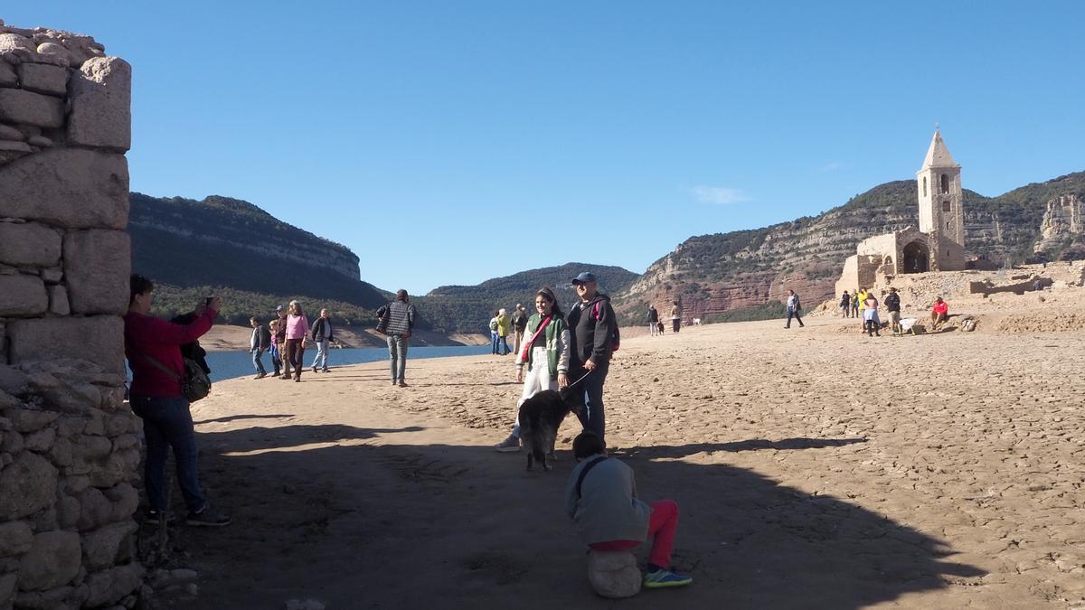 Turismo de sequía en el pantano de Sau