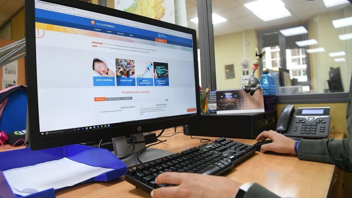 Un joven consulta la Sede Electrónica de la Xunta.