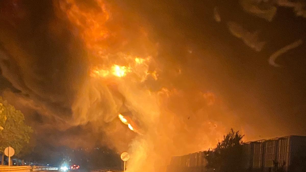 Gran incendio industrial en Potries