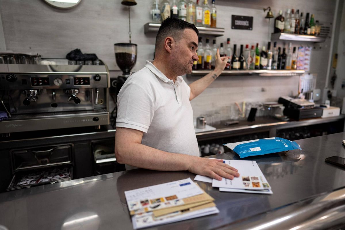 MATARÓ 09/07/2025 Deportes. Bar el Cordobes, donde el dueño es amigo intimo de la familia, y hace de intermediario para dar cartas a Lamine Yamal. Reportaje sobre Rocafonda con motivo de los 18 años de Lamine Yamal. FOTO de ZOWY VOETEN