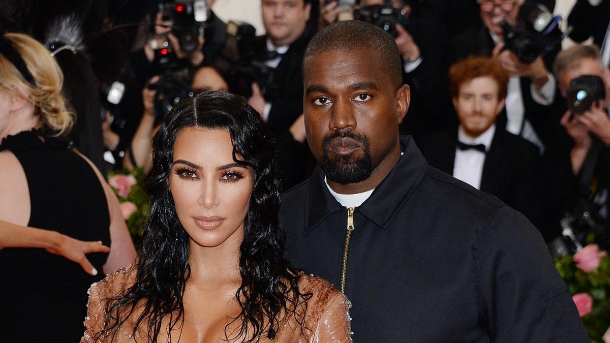 Kim Kardashian y Kanye West posanjuntos en la Gala Met