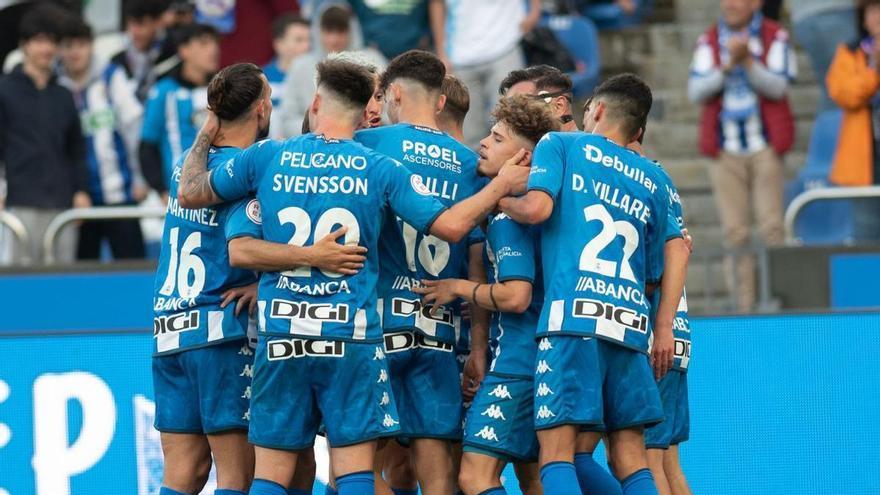 Los jugadores deportivistas celebran uno de los goles del sábado al Algeciras en Riazor. |  // CASTELEIRO / ROLLER AGENCIA