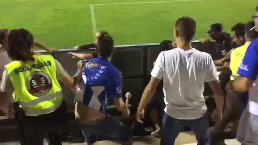 Dos ultras provocan un altercado en el encuentro entre el Alcoyano y el Valencia