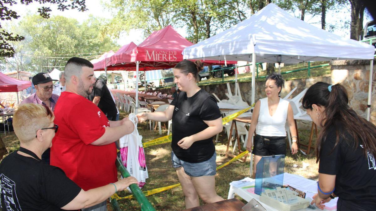 El reparto del bollu en la fiesta del Monte La Teyerona.